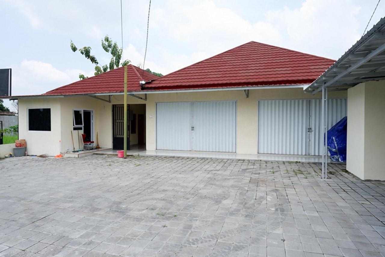Reddoorz Near Sleman Hall 3 2*
